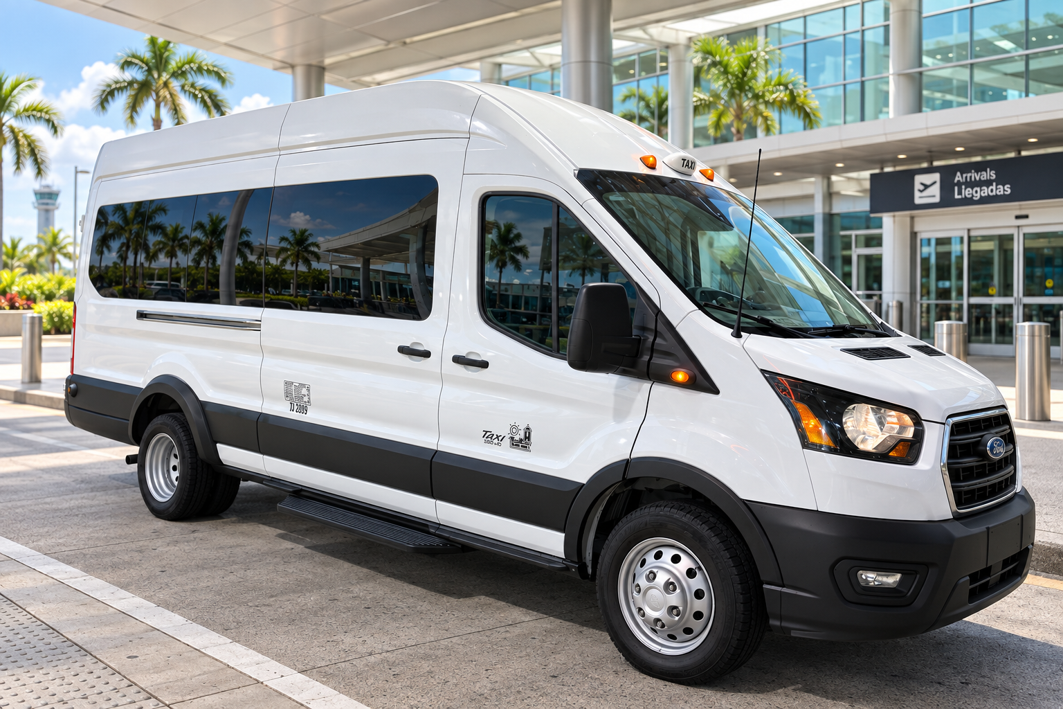 White transportation van / Van blanca de transporte